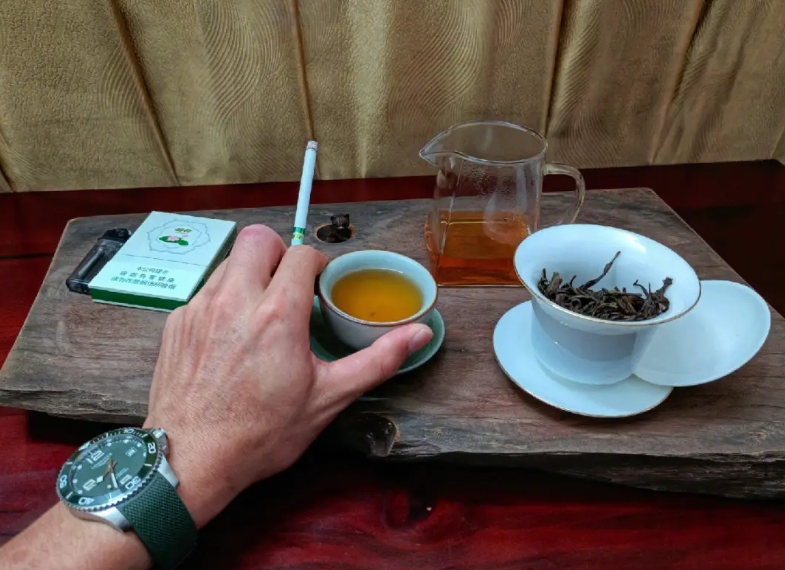 抽烟、喝茶是许多人生活中常见的两个习惯-茶之家
